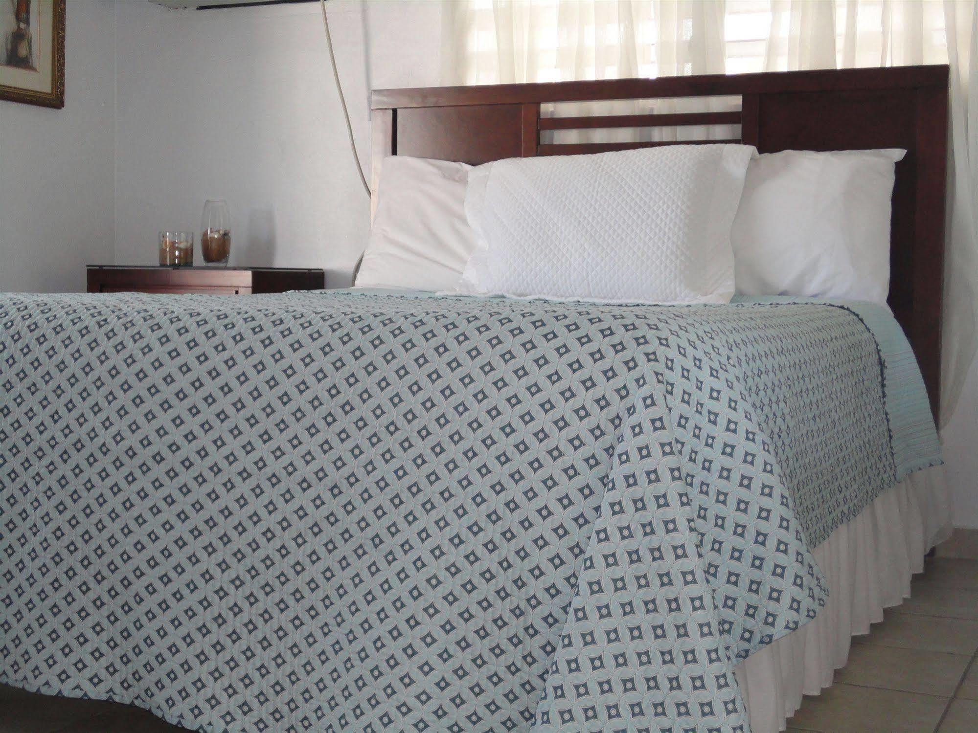 The Beach Guesthouse Pinones 外观 照片