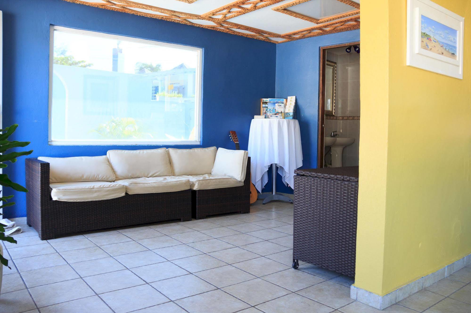 The Beach Guesthouse Pinones 外观 照片